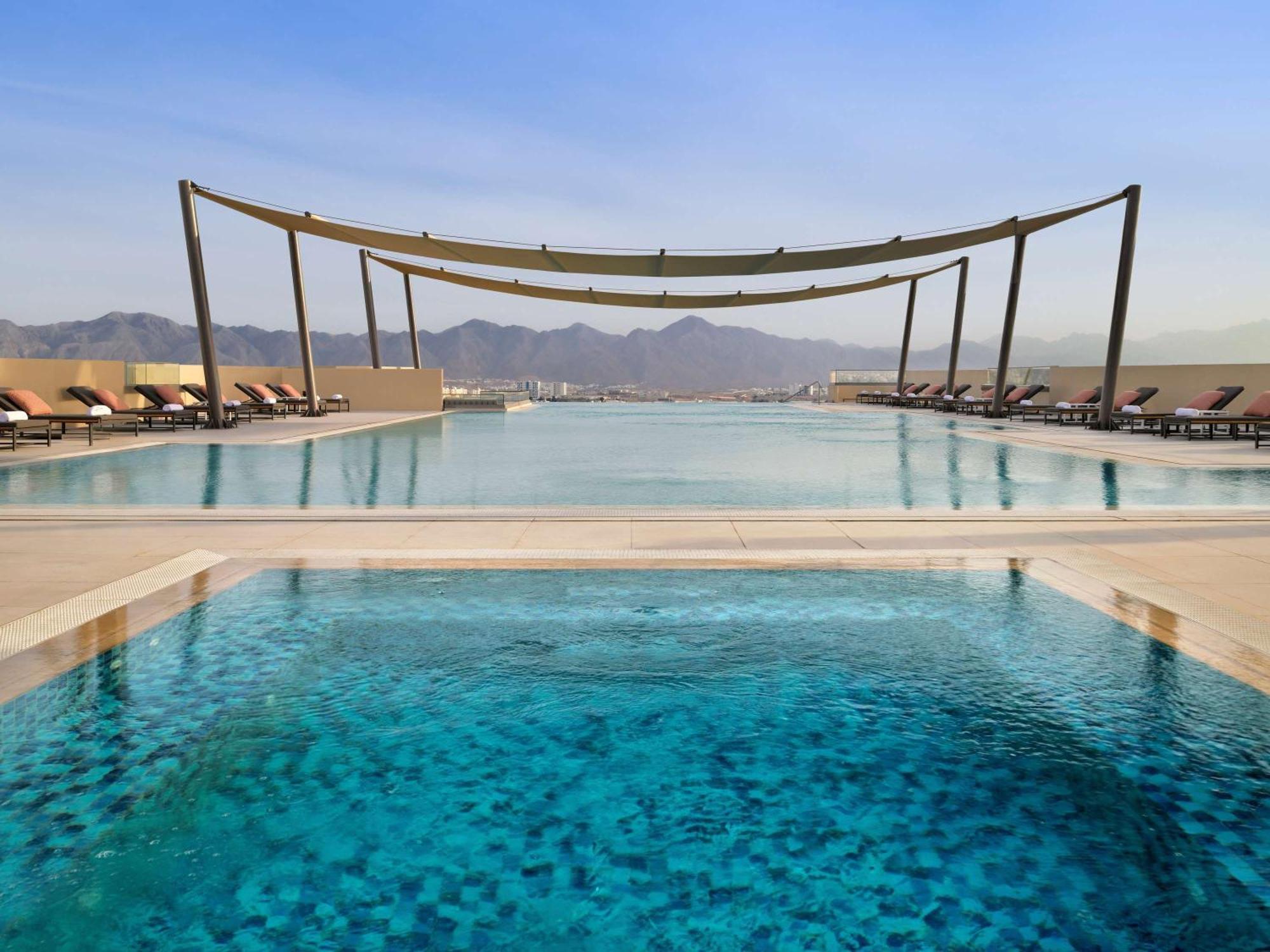 Moevenpick Hotel & Apartments Ghala Maskat Exteriér fotografie The pool at the hotel