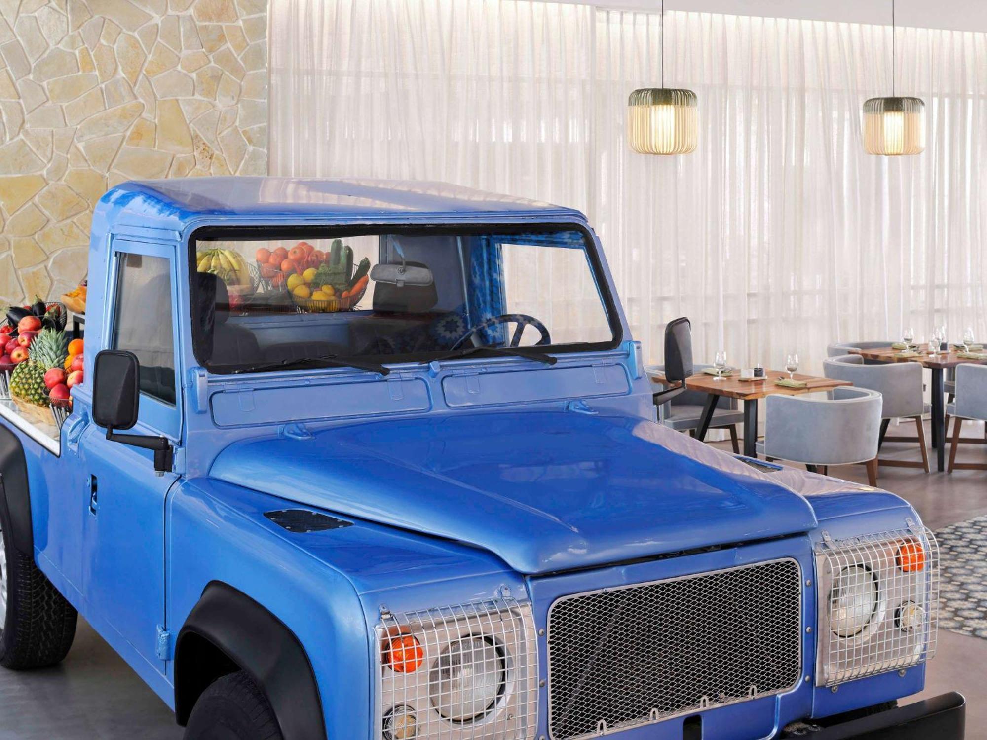 Moevenpick Hotel & Apartments Ghala Maskat Exteriér fotografie The Land Rover Defender 90
