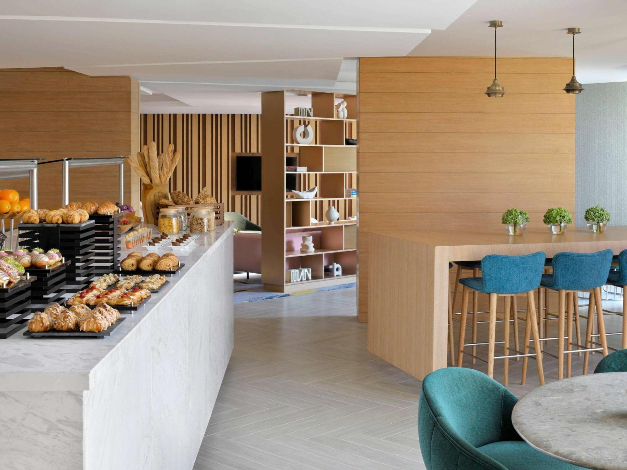 Moevenpick Hotel & Apartments Ghala Maskat Exteriér fotografie The lounge at the airport
