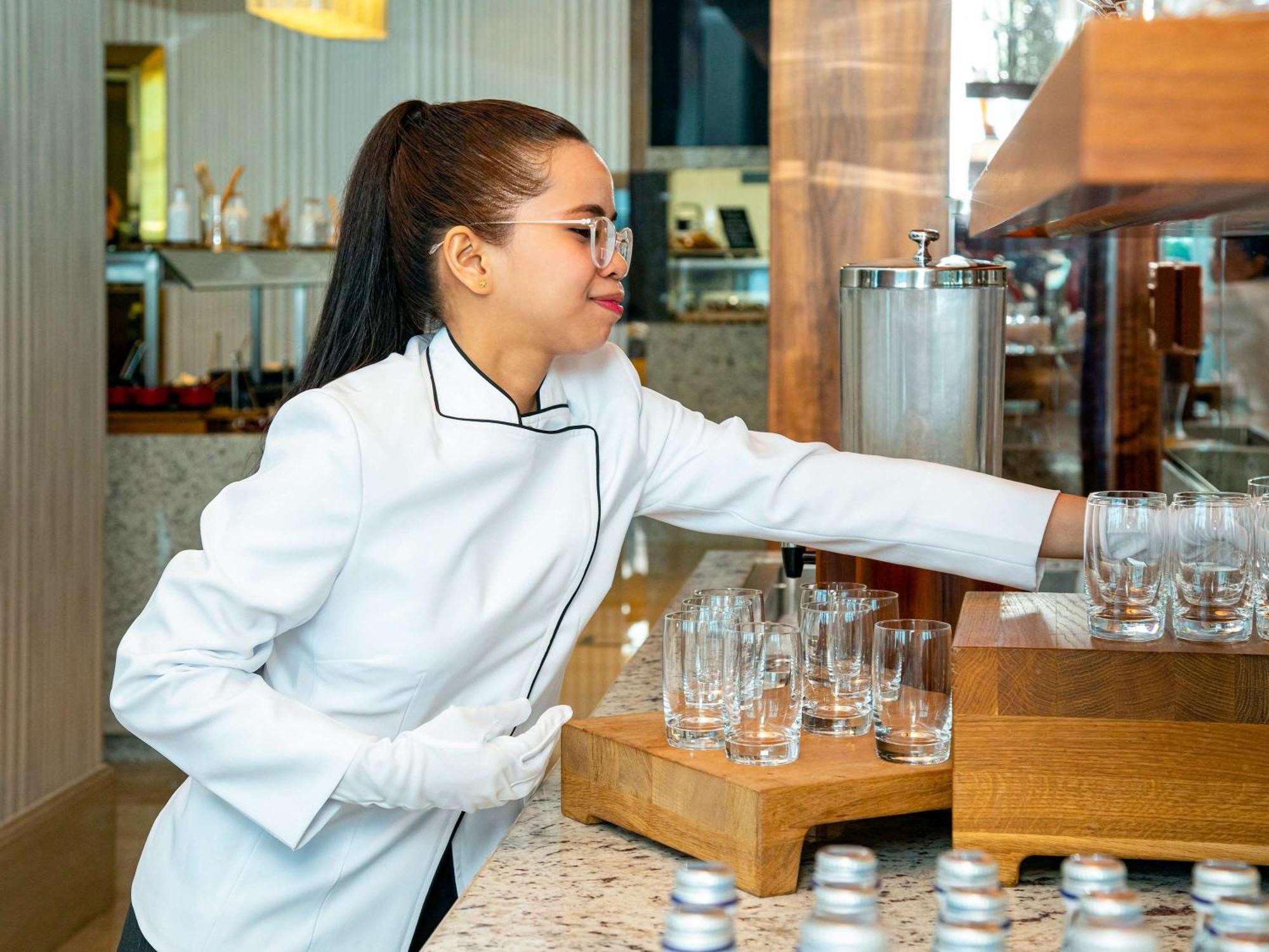 Moevenpick Hotel & Apartments Ghala Maskat Exteriér fotografie A barista at work