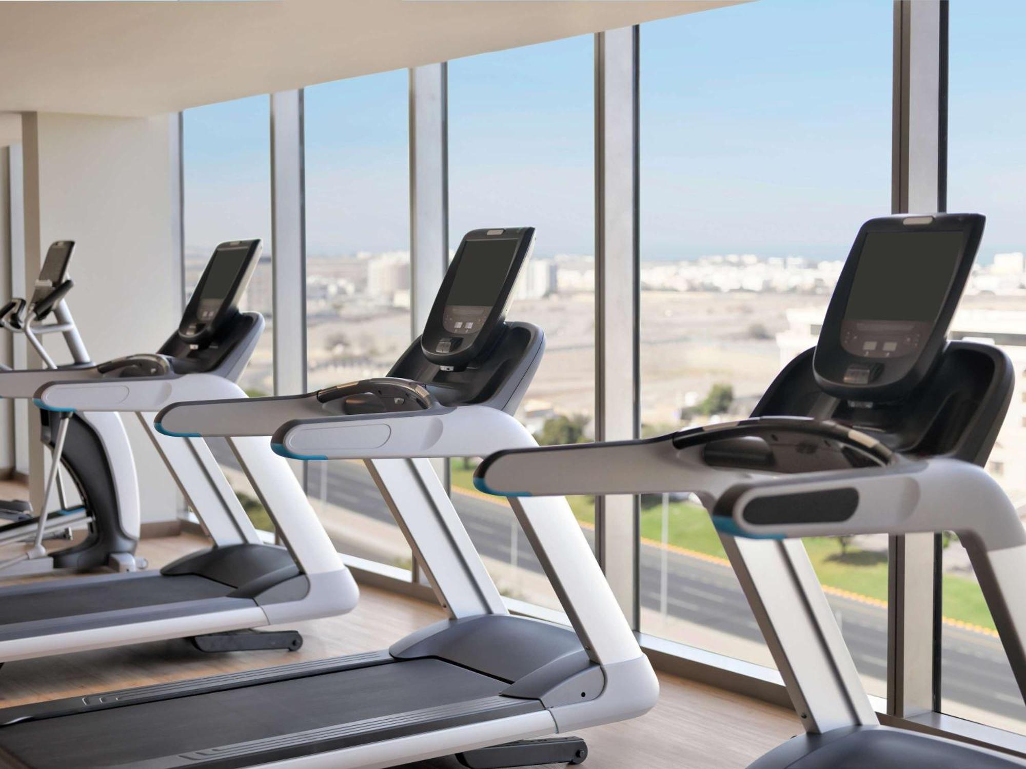 Moevenpick Hotel & Apartments Ghala Maskat Exteriér fotografie The gym at the hotel
