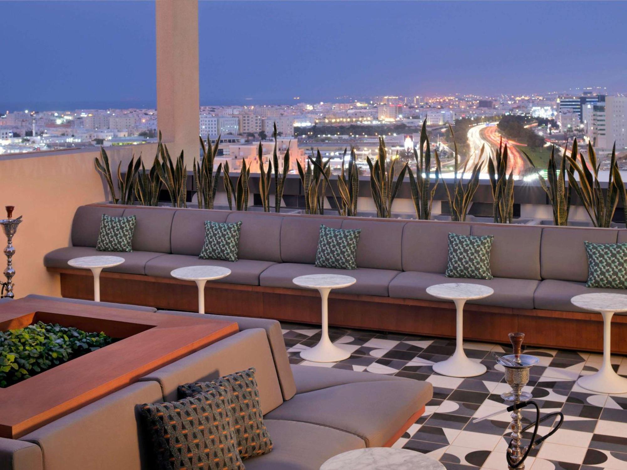 Moevenpick Hotel & Apartments Ghala Maskat Exteriér fotografie The rooftop lounge at the Hotel Indigo