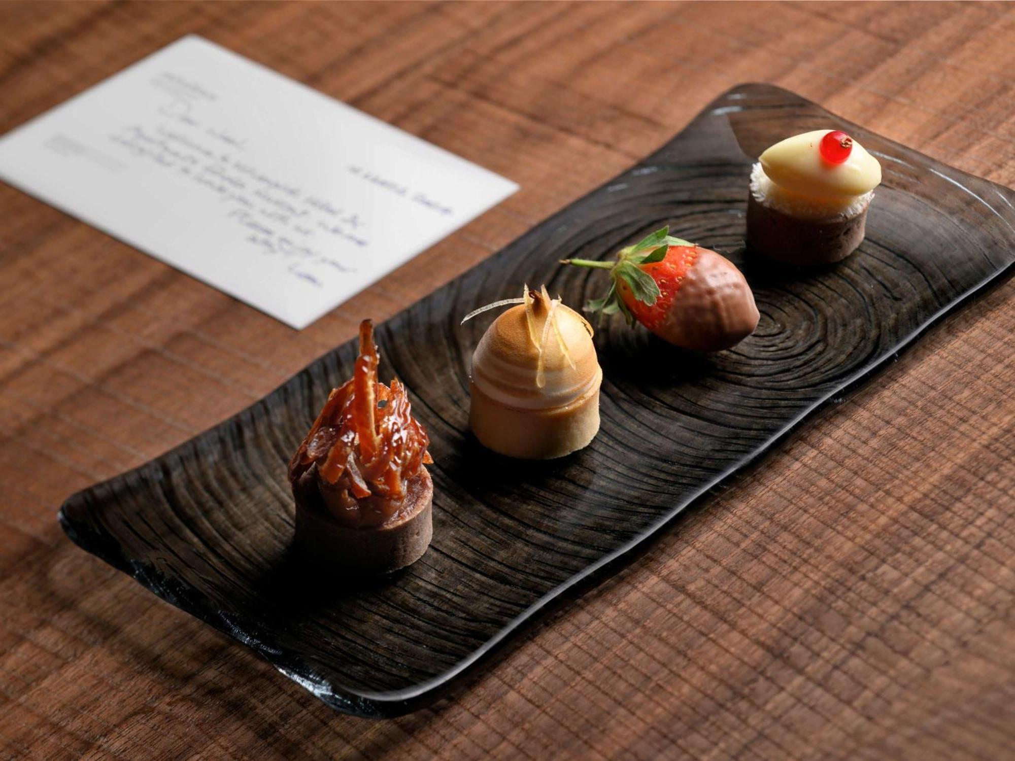 Moevenpick Hotel & Apartments Ghala Maskat Exteriér fotografie A selection of petit fours