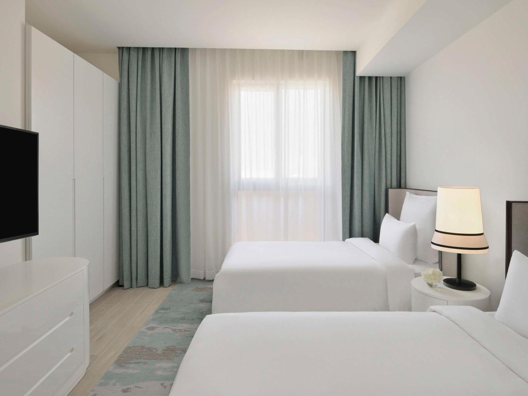 Moevenpick Hotel & Apartments Ghala Maskat Exteriér fotografie A typical bedroom at the hotel
