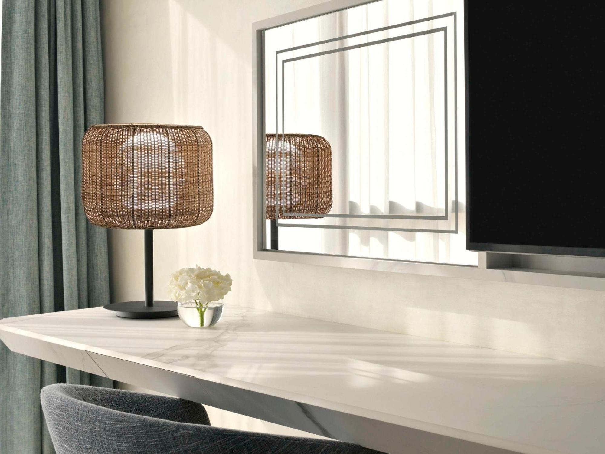 Moevenpick Hotel & Apartments Ghala Maskat Exteriér fotografie A table lamp