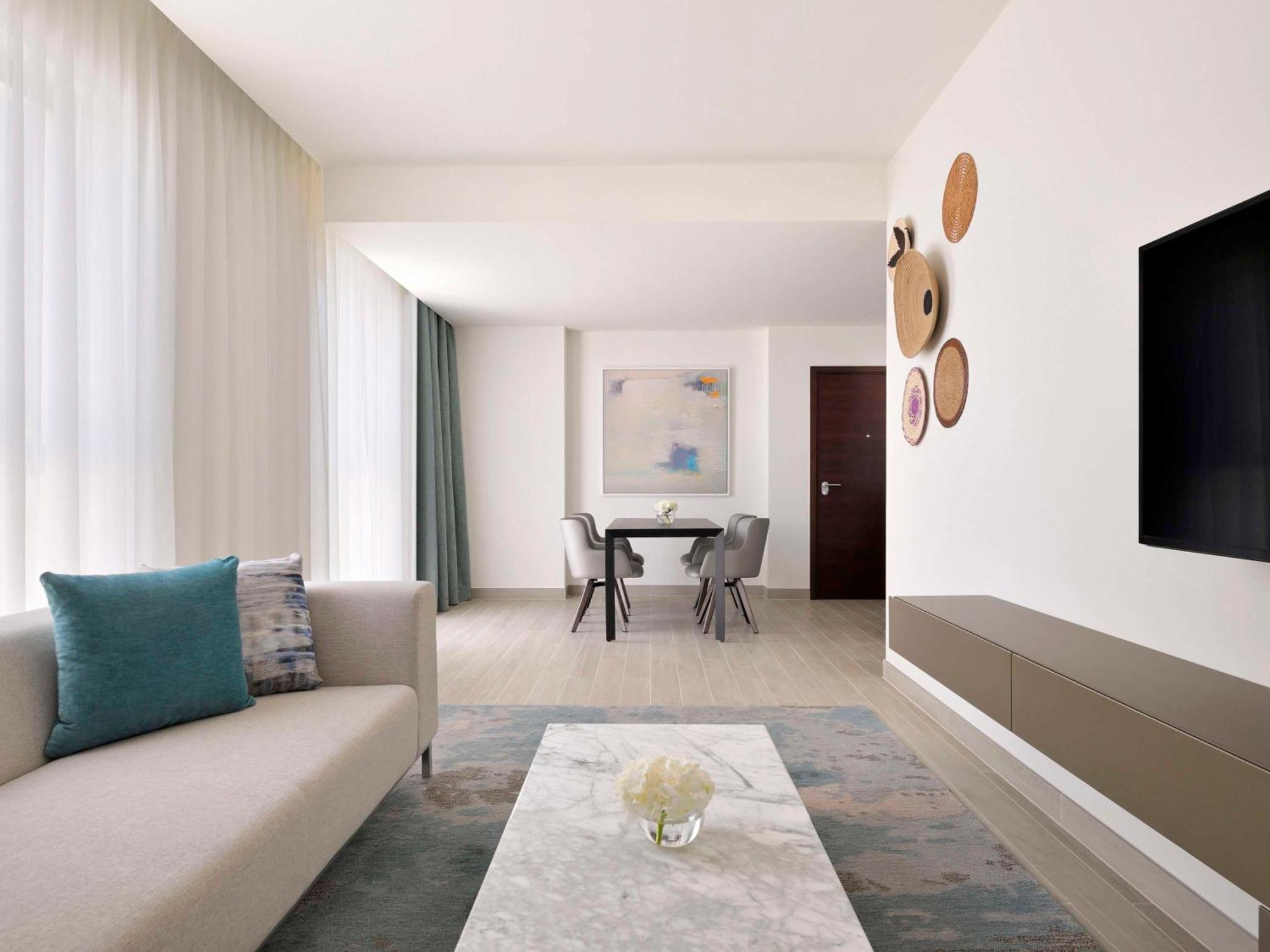 Moevenpick Hotel & Apartments Ghala Maskat Exteriér fotografie A living room at the hotel